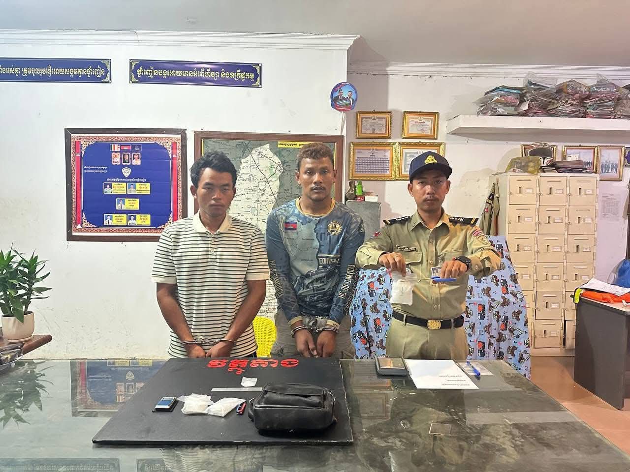 បង្ក្រាបករណីគ្រឿងញៀន នឹងឃាត់មុខសញ្ញ០២នាក់នៅស្រុកអង្គស្នួល!